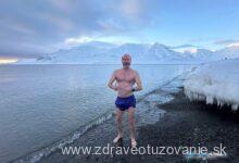 Zimný plavec po výstupe z arktickej vody na Svalbarde pri teplote približne −1 °C