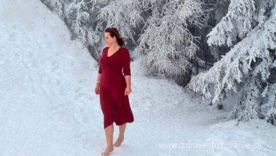 Soňa Rebrová kráča po snehu