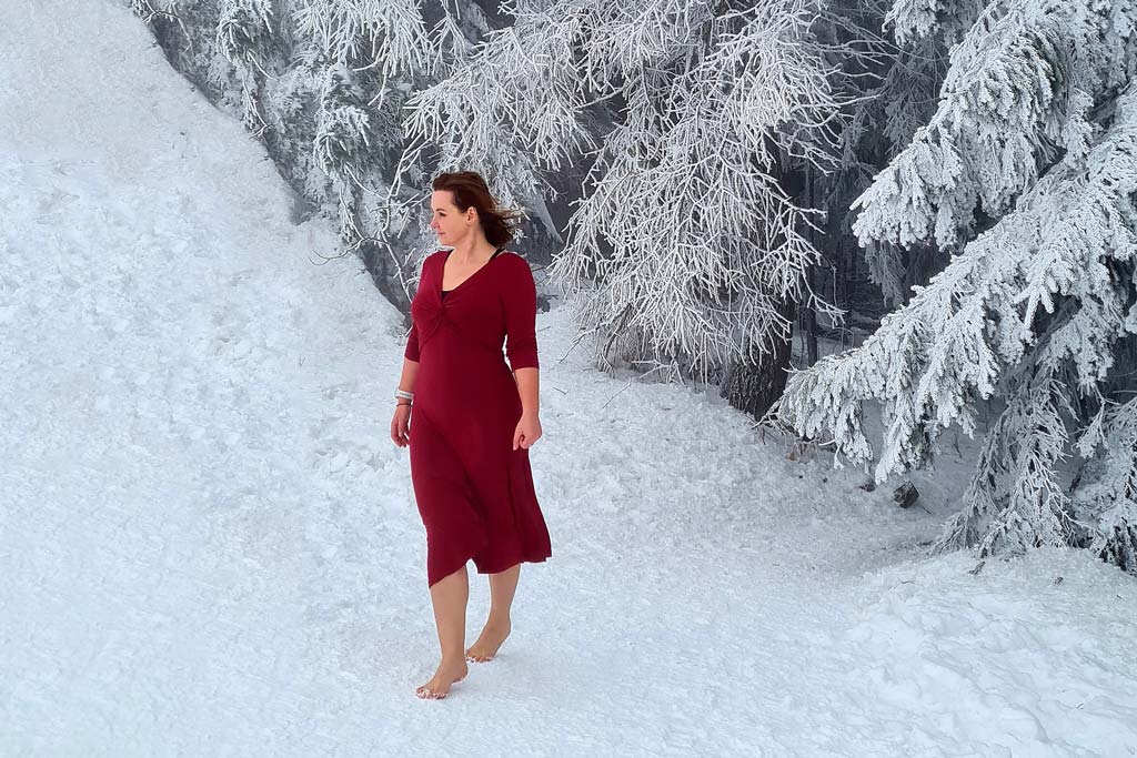 Soňa Rebrová kráča po snehu